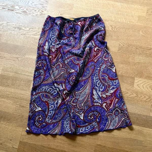 Lågmidjad kjol - Cool lågmidjad hippie kjol🌻. Aldrig använd så i super skick. Köpt på Urban outfiters. Storlek M men skulle säga att den passa S oxå för den lågmidjade effekt. Köparen står för frakt 🚚 