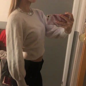 Stickad tröja  - Supersöt stickad tröja med detaljer vid kragen. Aldrig använd. Jättefin passform lite ljusbeige färg