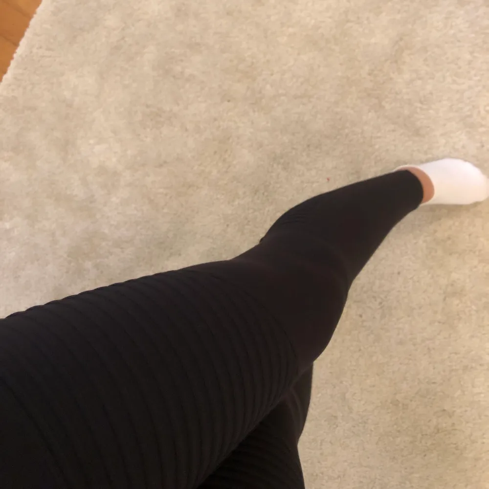 Svarta träningsbyxor med ribbade ränder på benet från workout empire💗. Jeans & Byxor.