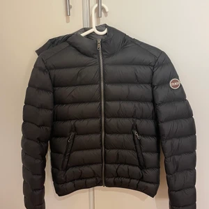 COLMAR jacka - !OSERIÖS KÖPARE SÅ LÄGGER UT IGEN! ÄKTA colmar jacka. Använd ca 5 gånger för 2 vintrar sedan, inga skador och är nästintill ny! Köp för ca 5000 för 2 år sedan nypris idag ligger dock på 3.448kr. Italiens storlek som motsvarar XS. Skicka ett meddelande om du vill ha fler bilder på jackan❤️❤️ ( den är lite liten på mig då jag gått upp i vikt så den sitter i bra på mig nåmer)