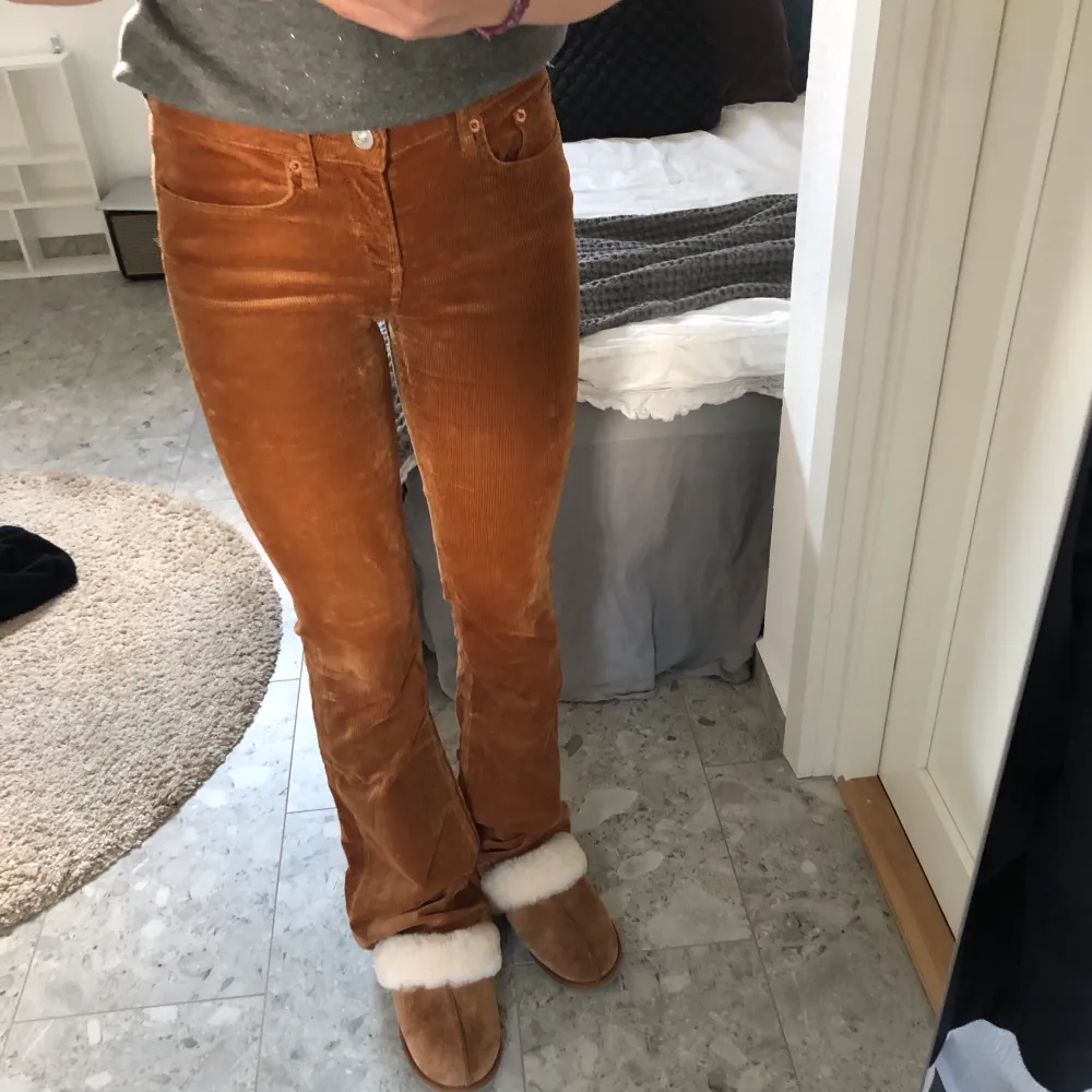 Säljer ett par superfina manchesterbyxor från zara i storlek 34. De är använda få gånger men ena haken har gått sönder, se bild 3. Byxorna är från zaras ”premium denim collection” och är väldigt sköna och har en snygg passform!  ✨💞 Betalning sker via swish. Köparen betalar frakten!. Jeans & Byxor.