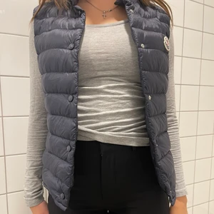 Moncler väst - Säljer min moncler väst. Ord pris 5500kr säljer för 2800kr, pris kan diskuteras. Köparen står för frakten.