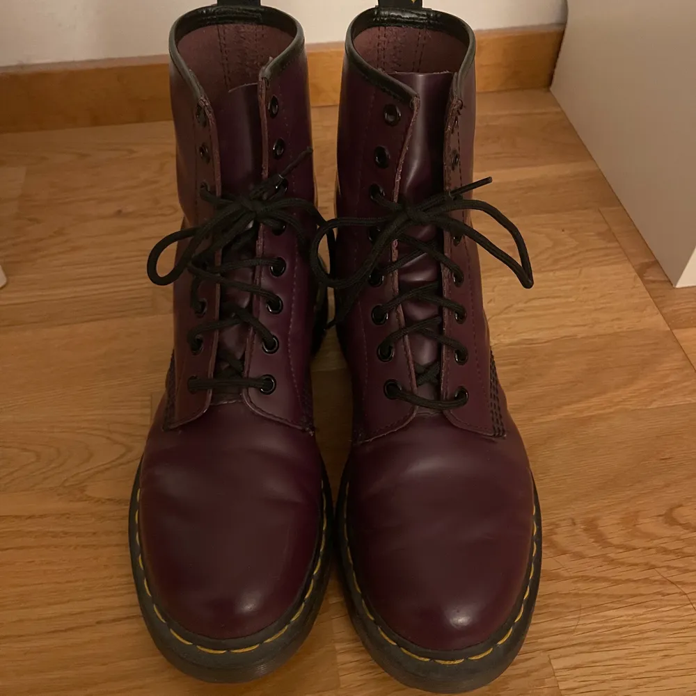 Mörk lila Dr. Martens boots, de är storlek 41 men passar även storlek 39/40 med tjock strumpor. Nästan helt oanvända, passar bra med byxor/ klänningar/ kjolar etc. Originalpris var 2500kr - Nya priset går att diskuteras :)). Skor.