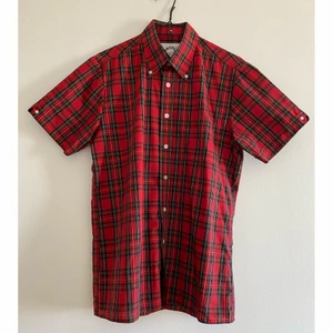 Brutus Trimfit-skjorta, skotterutig, M - Klassisk skotskrutig skjorta från Brutus, modell Trimfit. Använd, men i fint skick. Stl M. Mått: längd 71cm, axel till axel 41cm, bröstvidd 50,5cm, krage 40cm. 