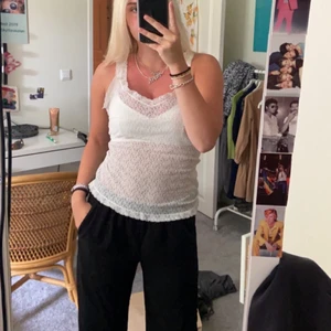 Finaste spets toppen  - Genomskinligt linne i spets som är lite figursytt. Det är väldigt stretchigt så passar typ allt från XS-M skulle jag gissa. Älskar det men kommer inte till användning❣️