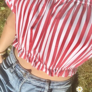 Offshoulder-top  - En söt offshoulder-topp köpt second hand. I fint skick!  150kr inkl frakt! Funkar för de flesta storlekar då den har resår kring armar och mage. Jag är ca S för referens 🤍