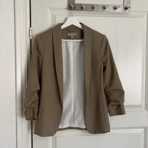 Blazer - Fin beige/brun blazer från HM. Köpt för ett år sedan man enbart använd cirka 5 gånger. 170 kr 🤍