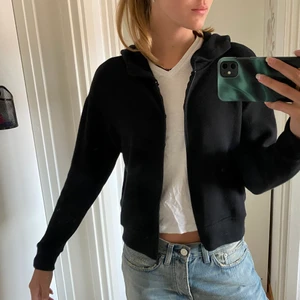 Zara zip hoddie  - Super mjuk zip hoddie med luva från zara, ser ungefär ut som en ull kofta!  (Aldrig använd)  100kr + 45kr frakt! 