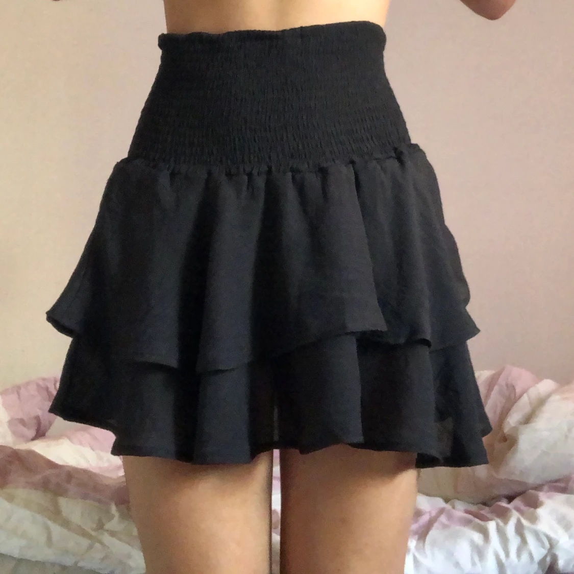 Svart volangkjol i storleken M