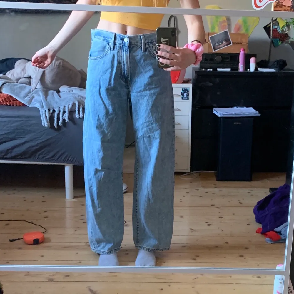 Skitsnygga ljusa levi”s jeans som passar perfekt till sommarn! Säljer de bara för jag inte använder dem tillräckligt mycket för att ha kvar. Jag är 171 cm!. Jeans & Byxor.