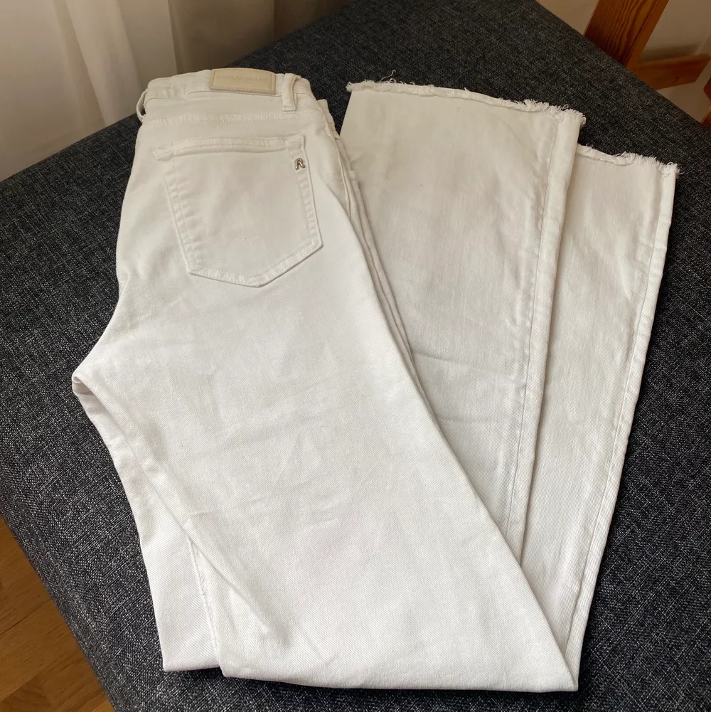 Säljer dessa vita lågmidjade jeans från replay! Galet snygga men tyvärr för små! 🥰. Jeans & Byxor.