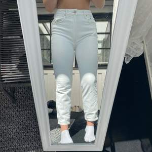 Vita helt oanvända jeans i nyskick 