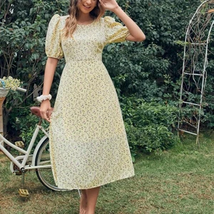 Somrig klänning - En gul superfin sommarklänning! Öppen i ryggen med snörning. OBS! Bilderna är från SHEINs egna hemsida och inte mina. Köparen står för frakt! Skriv om ni har några frågor.