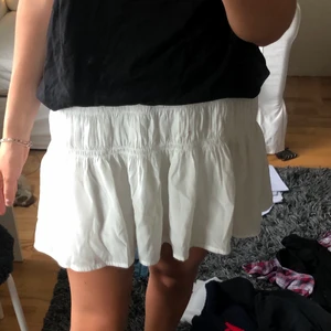 Vit volang kjol - Super snygg och trendig men har två av den💙
