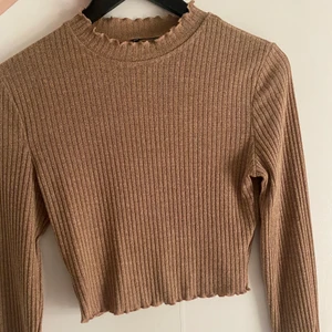 Topp - Lite kortare topp i fint skick. Köparen står för frakten 🌺 