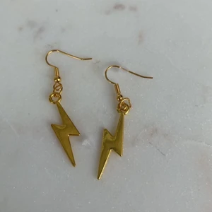 Örhängen  - Dessa har jag gjort själv. Plopp medföljer. Frakten står köparen för (12kr)💗 Har även i silver