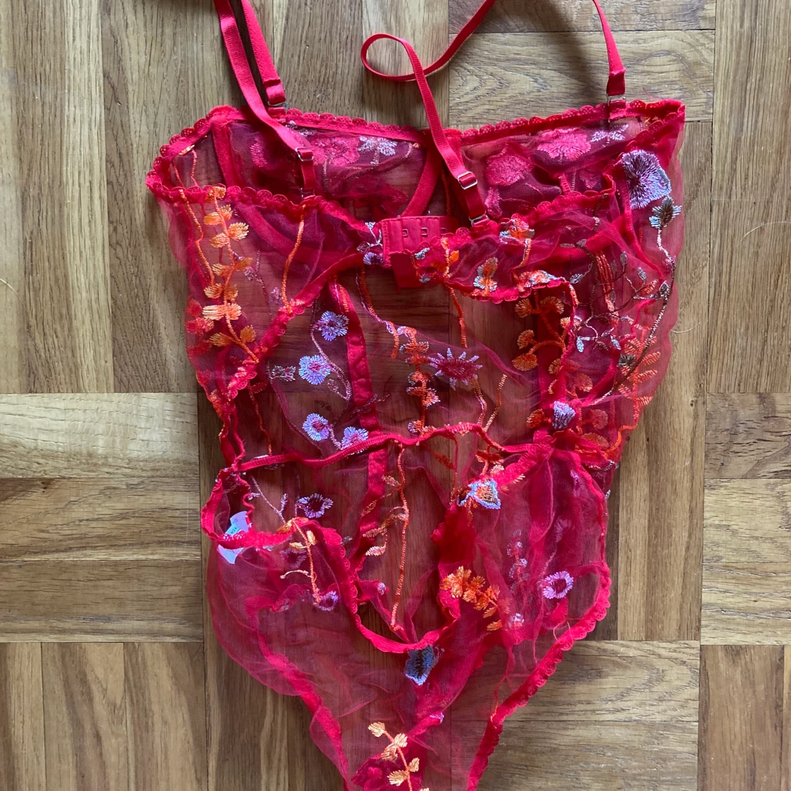 Röd genomskinlig body med broderade blommor  - 90