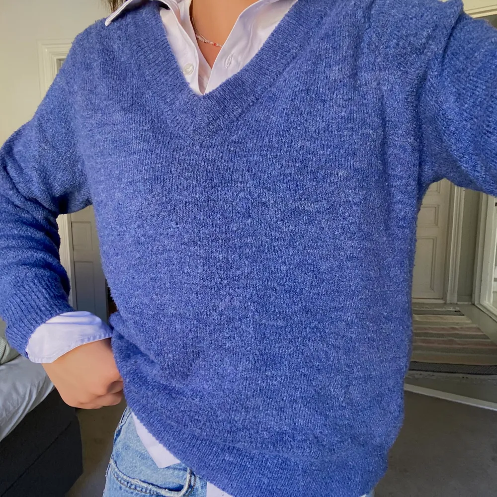 Säljer denna blåa stickade tröja från HM. Storlek XS men passar mig som har storlek S. Kan mötas i Gävle eller fraktas, köparen står för frakten💕. Stickat.
