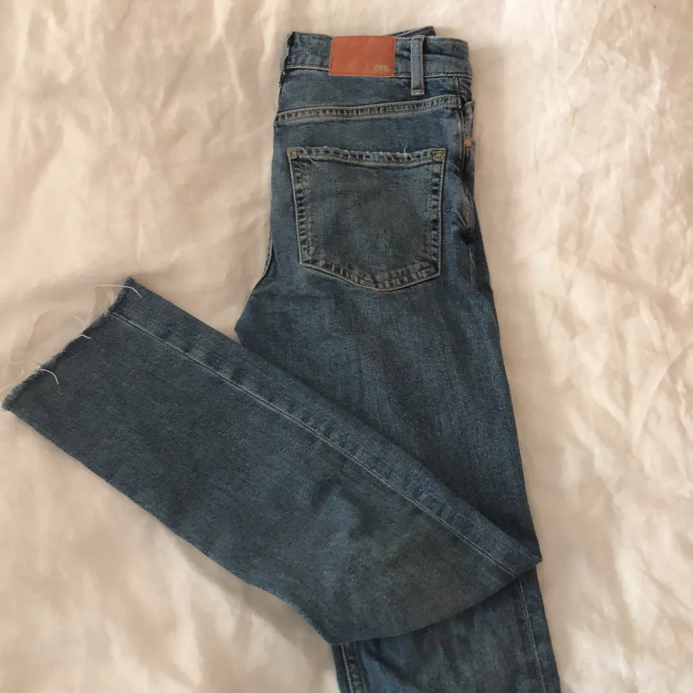 Skitsnygga croppade ”relaxed” jeans från zara. Säljer pga för små. Jeans & Byxor.