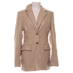 Skinnjacka  - Beige skinnjacka från Gina 