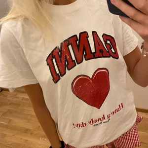 Ganni t-shirt - Intressekoll på denna ganni t-shirten som är slutsåld, endast använd ett fåtal gånger! Storlek XS men lite oversized så passar nog XS-M beroende på önskad passform❤️ kom gärna med bud eller köp för direktpris 700kr!