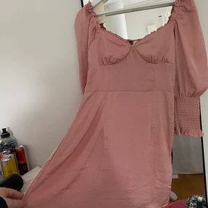 Klänning - Jättefin klänning från hm, använd 1 gång. Köpt för 200kr