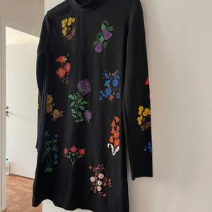 Söt blommig klänning från Zara storlek XS