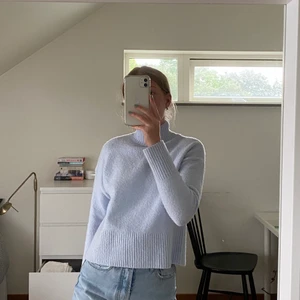 Ljusblå tröja - Säljer denna super finaljusblå tröja från and other stories😊 Köpt i höstas och enbart använd ett fåtal gånger. Säljer då den ej kommer till användning💕💕Nypris 399 kr. Pris kan diskuteras💕💕