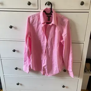 Randig rosa skjorta från Ralph Lauren st XS💕💕 Jättebra skick och har bara använts ett fåtal gånger! Originalpriset var 599kr men säljer för 99kr!💖 högsta bud just nu: 250kr