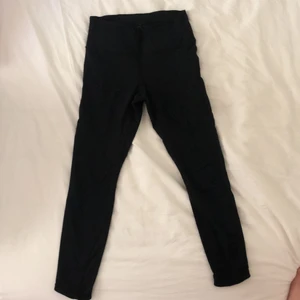 Nike tights! - Ett par jättebra och fina Nike tights som säljs för att de är för stora för mig. De är i storlek M och är väl använda. Nike märket har trillat av och det finns ett litet hål i sömmen, både dessa saker syns på bild 2. Men det är inget fel på funktionen och felen är ingenting man tänker på. Om du som köper de vill, så kan jag st igen hålet :). Kan postas men då får du stå för frakten, eller så kan jag mötas upp i Malmötrakterna. 