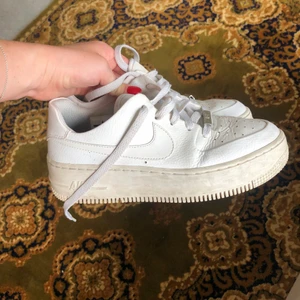 Platå Vita Nike Airforce 1s - Jätte cutea, men lite för små för mig. Använda ett par gånger! Kan mötas i Stockholm eller så står köparen för frakten <3