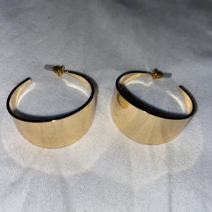 Örhängen  - Ett par örhängen som är helt nya. Aldrig använda. Dem är dock inte nickelfria, därför säljer jag dem.