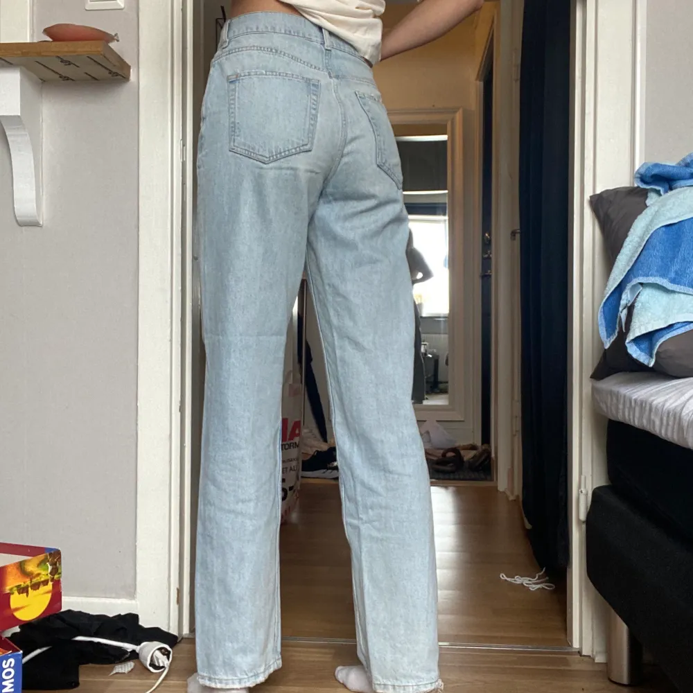 Ett par superfina högmidjade jeans från Gina Tricot. Hyfsat långa på mig som är 178cm. Använda men i gott skick! Köpare står för frakt! 💛. Jeans & Byxor.
