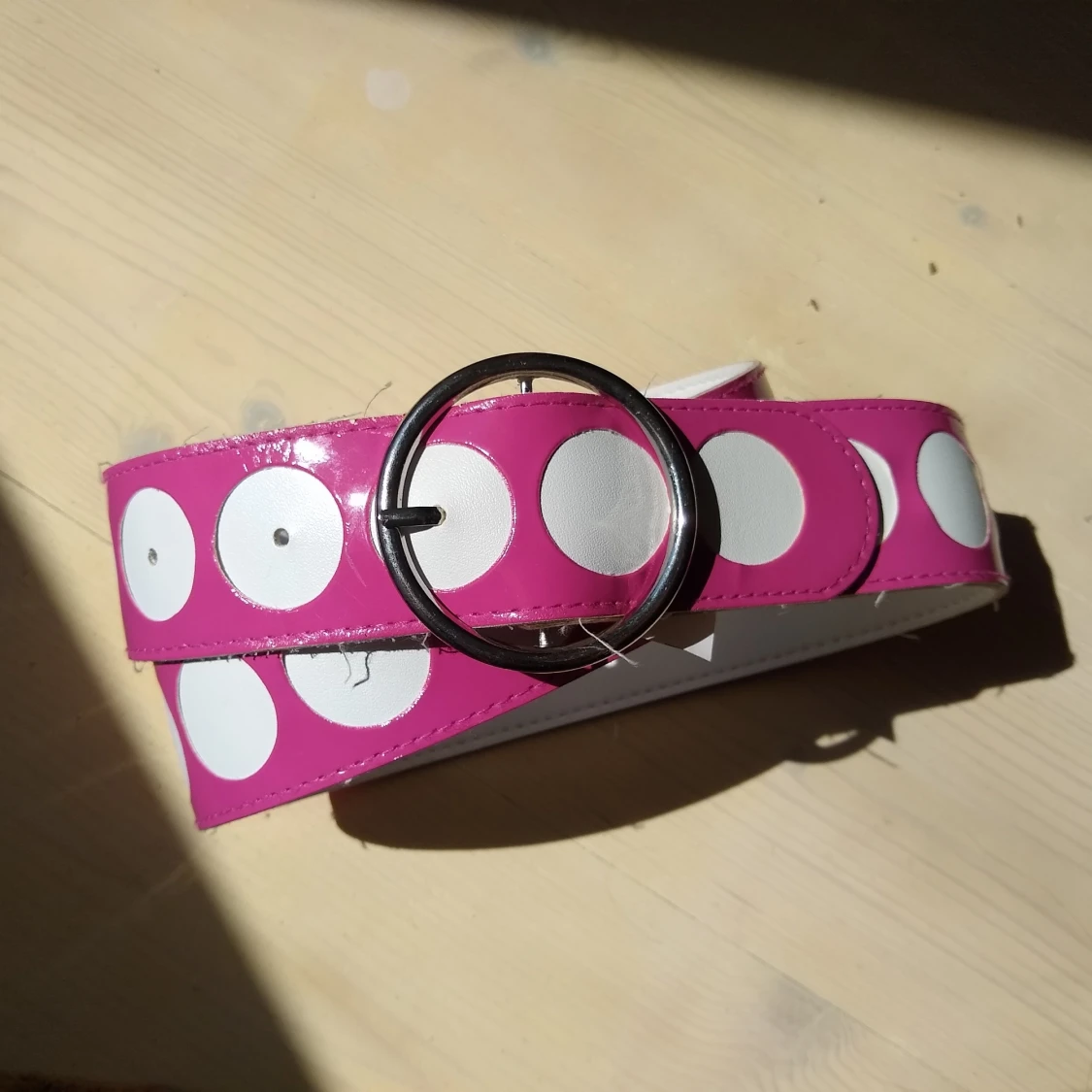 Rosa prickigt bälte i vinyl - 90