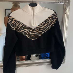 Sweatshirt  - Jätte fin sweatshirt eller vad man ska kalla de från hm, den e lite croppad ochså. Inga skador eller annat och är i mycket bra skick, har knappt använt den. 80 +frakt stl ca men passar mig som e s/m❤️