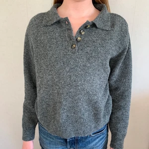 Stickad tröja med knappar - Stickad tröja med knappar / farfarskrage från Zara. Storlek M. Aldrig använd. Köpare betalar för frakt