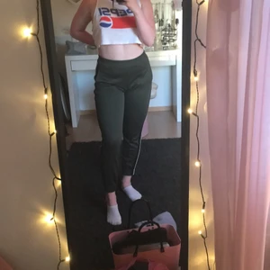 Mörk gröna joggningbyxor stl S - Mörk gröna joggingsbyxor från Hollister, säljer pga av att de blivit alldeles för korta för mig! Stl S