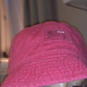 En rosa bucket hat som jag aldrig använt.