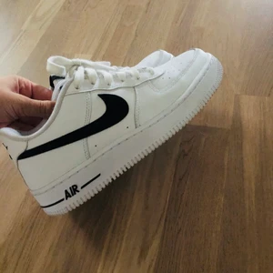 Nike Air force 1  - Använda 1 gång och därför inte alls slitna och fortfarande originalfärg.🥰 Inköpspris: 1095kr. Säljer pga för små. Skriv för fler bilder🌸