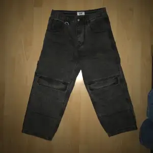 Ett par feta eytys jeans modell Titan som säljes då dem inte kommer till användning. De är i storlek 26/32 men jag har sytt upp dem i längden så att dem troligare är 26/28. OBS! Eytysbxor har annorlunda storlekar, dm:a för mått eller bilder vid intresse:)