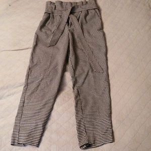 Kostymbyxor  - Svart vita byxor från hm. Otroligt skönt och mjukt matrial. Säljer då dem inte kommer till användning. Hör av dig vid inträsse eller ifall du har mågra frågor😊