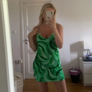 Zara klänning - !!intressekoll!! Funderar på att sälja denna slutsålda fina gröna klänning från zara, aldrig använd! 💚💕 buda 