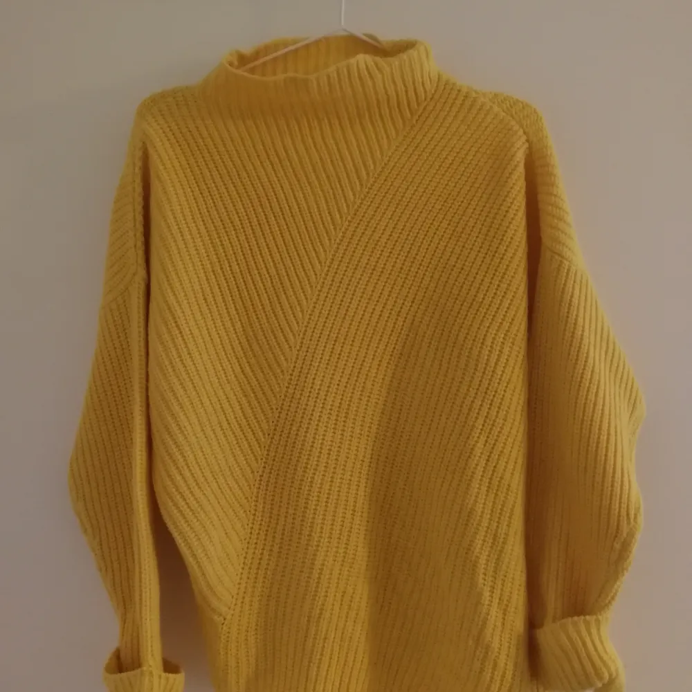 Dorothy perkins 90s style ljusgul tröja. Tröjor & Koftor.