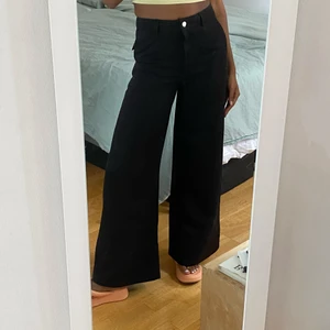 Weekday byxor  - Snygga byxor från weekday som är lite wide vid fötterna, materialet är dröm, rekommenderar denna om du har stl 34 för stt den är xs vid midjan men bredare vid benet 