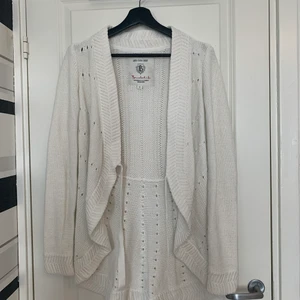 Kofta Bondelid - Vit kofta från bondelid, går att knyta omlott. Använd ett fåtal gånger, storlek S. Skriv om du är intresserad!