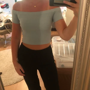 Ljusblå off shoulder topp - Ljusblå offshoulder topp från bikbok i storlek xs. Bra skick🦋💙