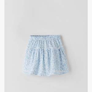 Säljer denna somriga kjol från zara, är i stl 11-12 men är hyfsat stor i stl och passar xs💕har shorts under! Först till kvarn 