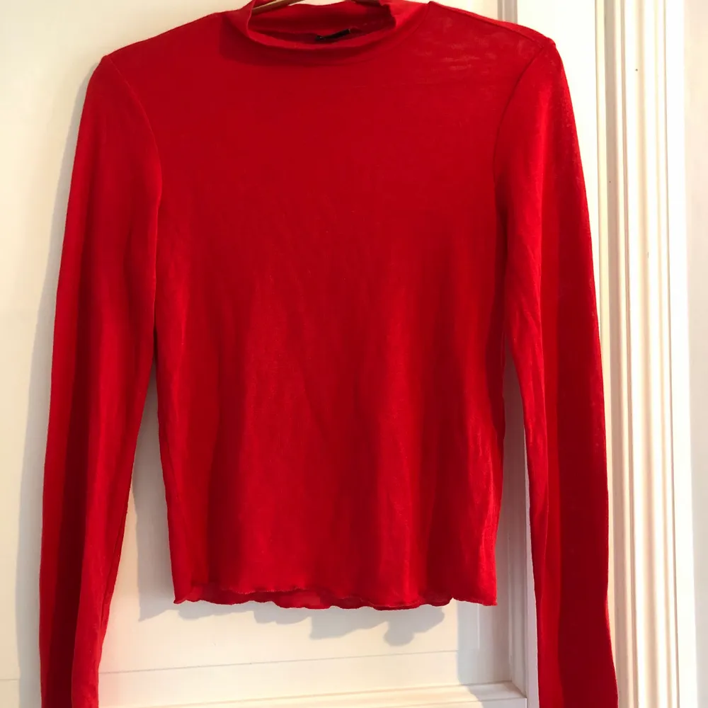 Jag säljer en röd tröja ifrån Gina Tricot, tröjan har även en liten krage, lite längre vid armarna, tröjan är inte i tjockt material men inte är genomskinlig, storlek Xs, använd få gånger och är i fint skick, ordinarie pris: 249kr mitt pris: 85kr (frakten ingår i priset!) . Tröjor & Koftor.