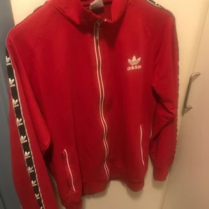 Adidas tröja strl L - Röd adidaströja med dragkedja. Bara använd ett fåtal gånger, storlek L :)