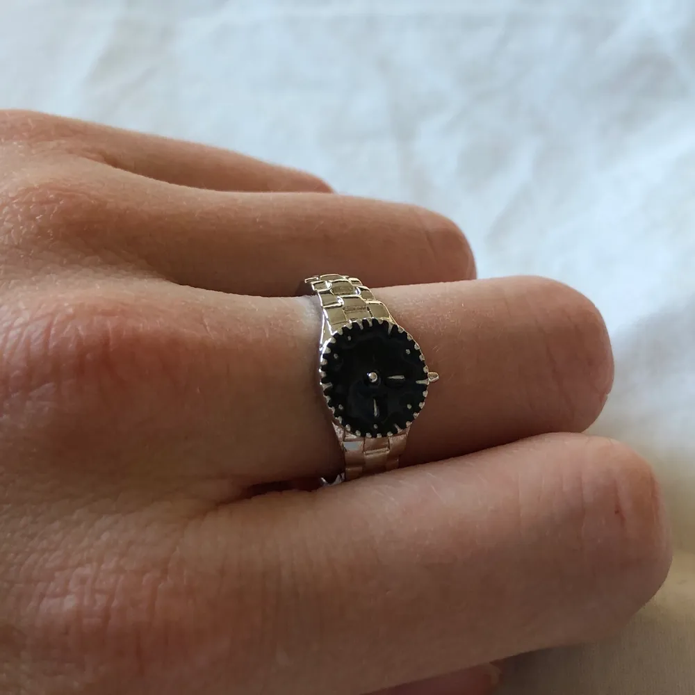 Super häftiga klock-ringar! Skriv ifall du har några frågor!🤗❤️🥰🥰 Frakt: 14kr. Asusteet.